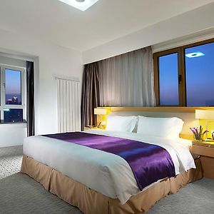Deluxe One-Bedroom Apartment